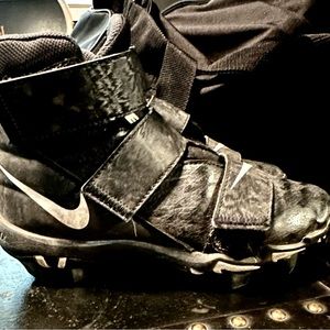 Nike Kids' Force Savage Shark 2 Mid Football Cleats